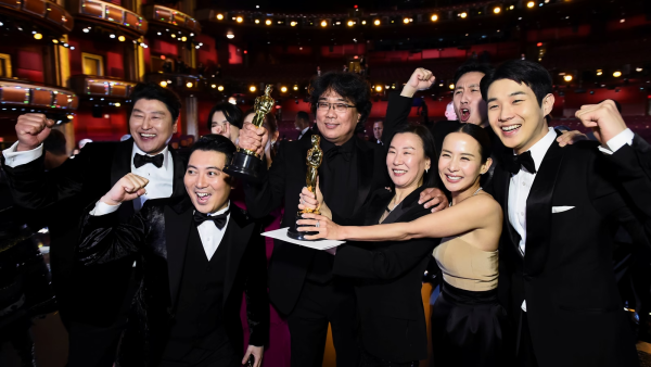 The Parasite cast with their Oscar wins (2019). 
